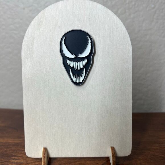 Cinemark Venom: “The Last Dance” Venom Glow In The Dark PROMO PIN BADGE - Picture 10 of 10